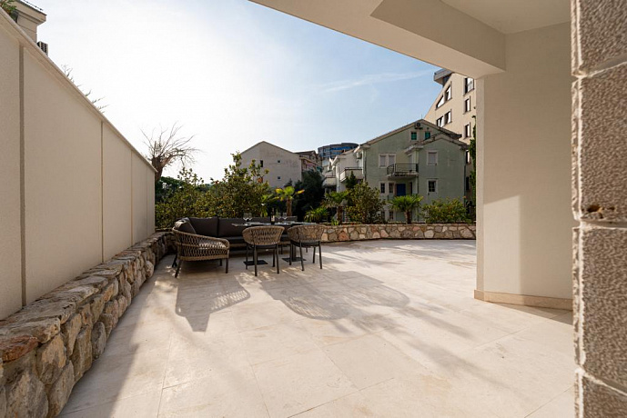 Luxury first floor apartment with a spacious terrace in Rafailovici